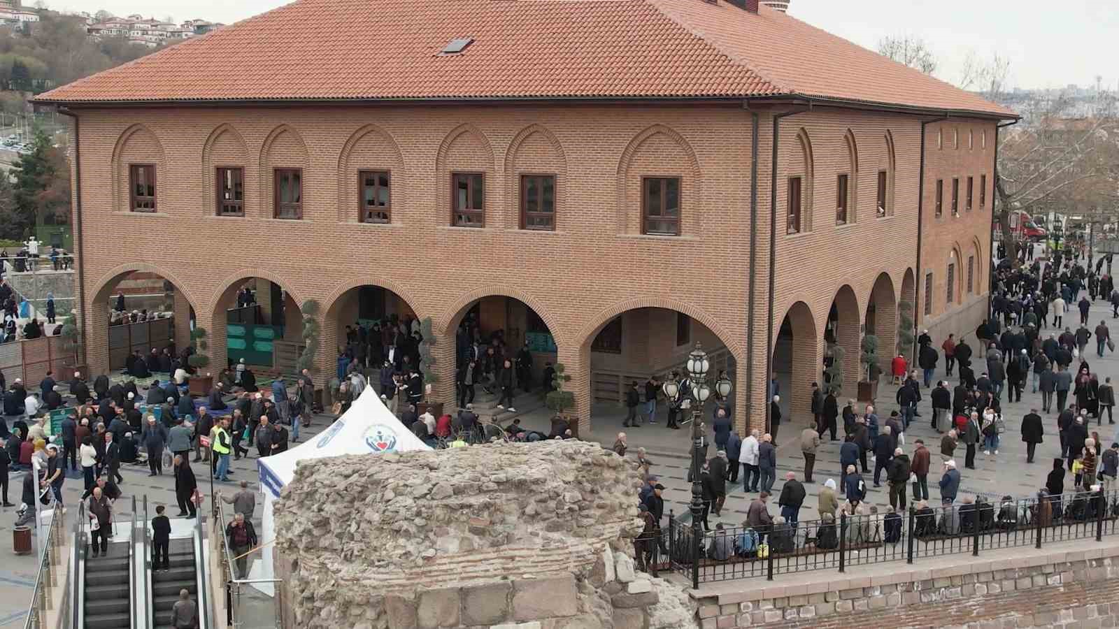 Hacı Bayram Camii’nde gün boyu yoğunluk yaşanıyor