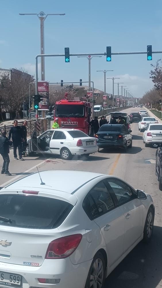 Elazığ’da iki farklı otomobilin çarptığı genç kız ağır yaralandı