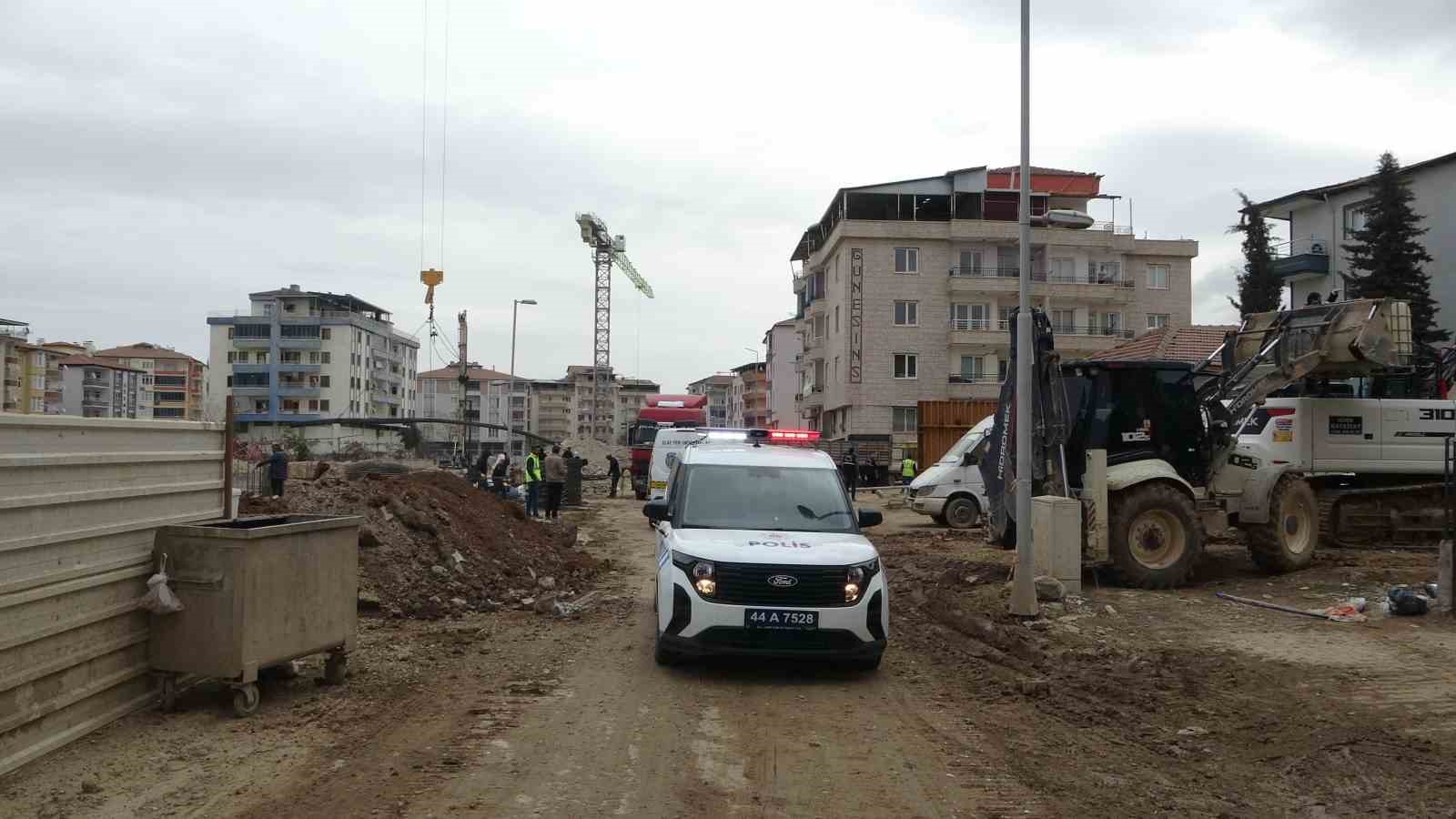 Aydınlatma direği üzerine düşen işçi yaralandı