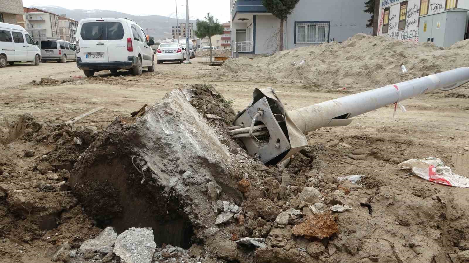 Aydınlatma direği üzerine düşen işçi yaralandı