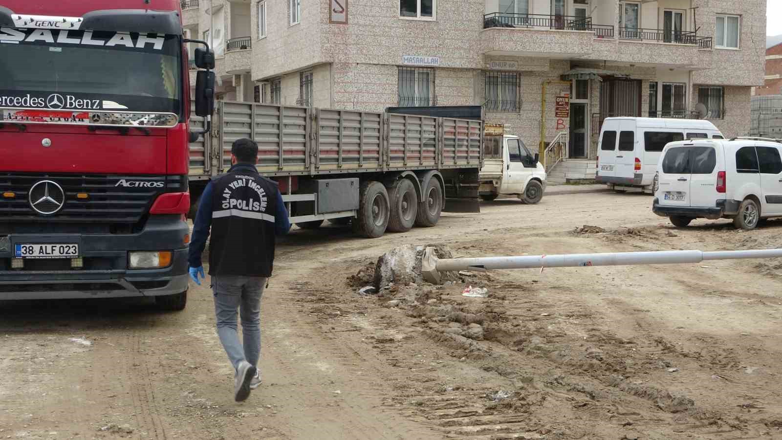 Aydınlatma direği üzerine düşen işçi yaralandı