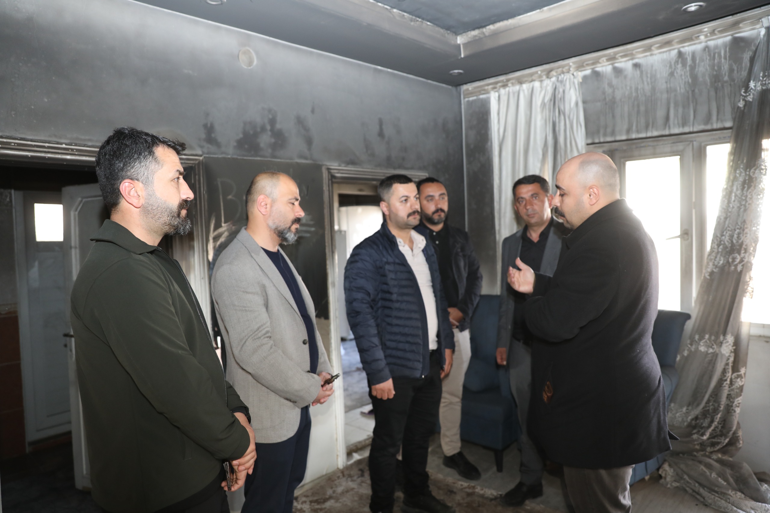 Van’da evi yanan aileye İpekyolu Belediyesinden destek