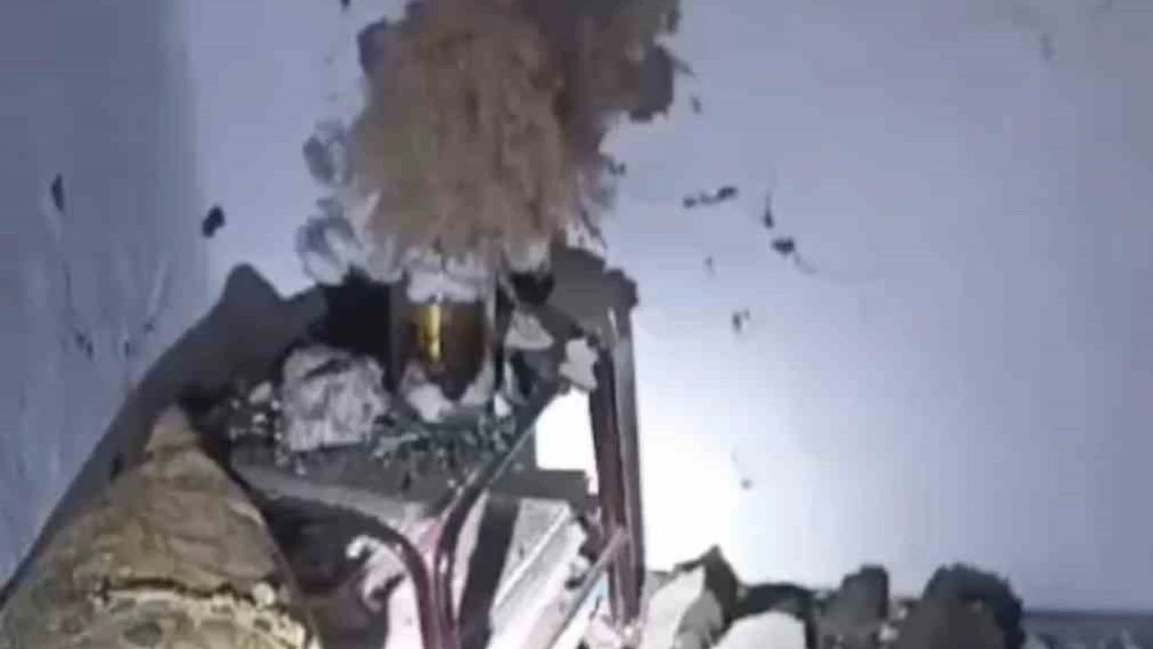 Yüksekova’da meydana gelen deprem sonrası evlerde çatlaklar oluştu