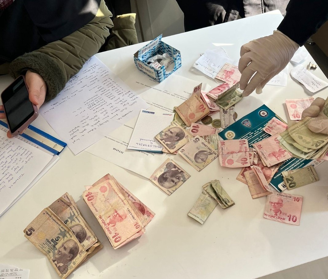 Dilenmek için çöp kenarında tezgah kurdu