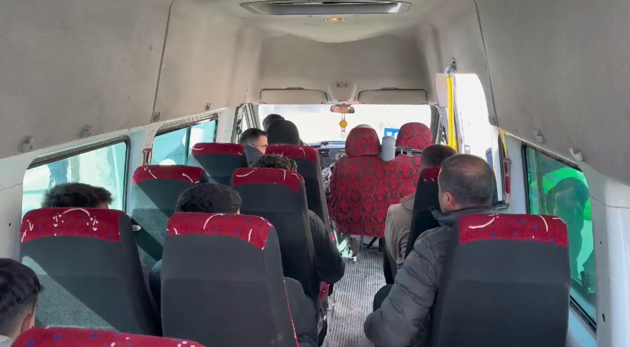 Yolcu gibi minibüslere binerek denetim yaptılar