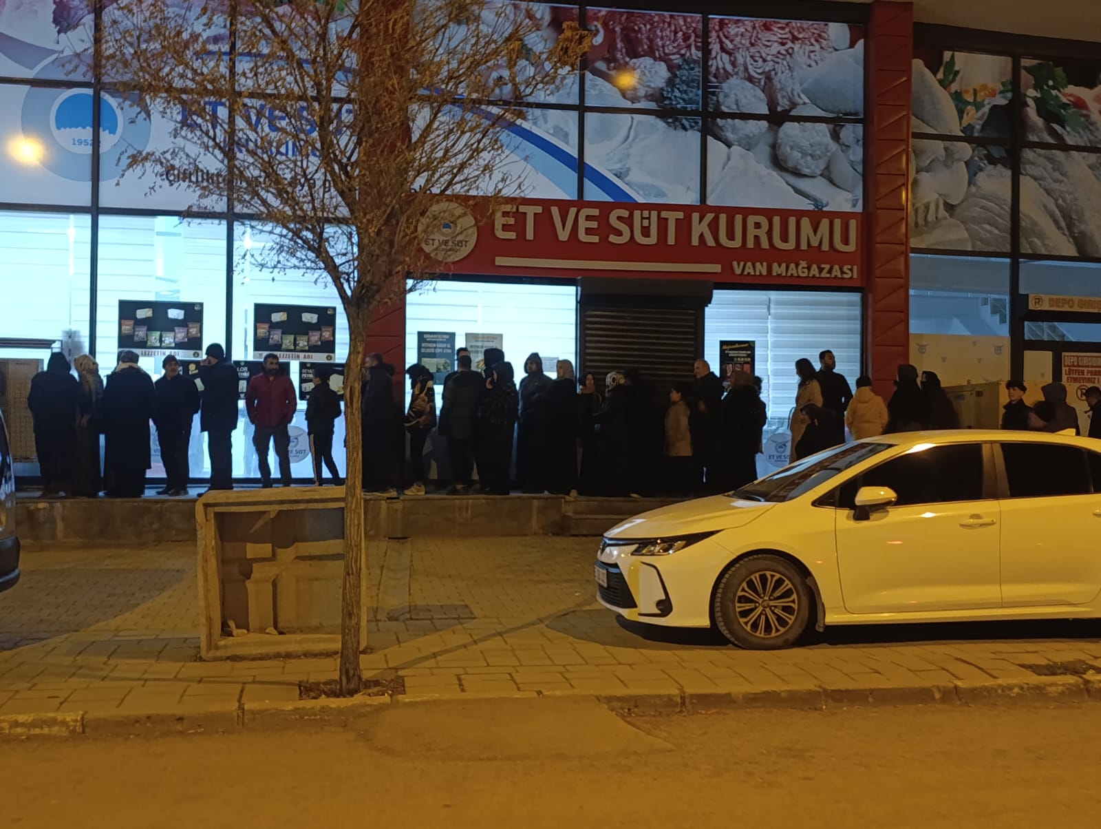 Van’da Ucuz Et Kuyruğu: Ucuz et almak için saatlerce bekliyorlar