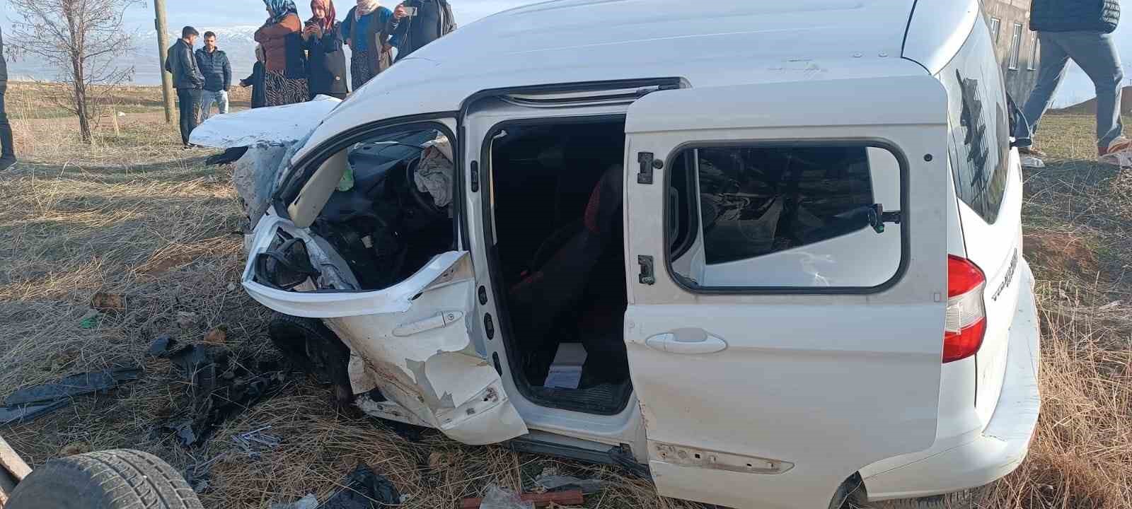 Van’da taziyeden dönen doktor trafik kazasında yaralandı