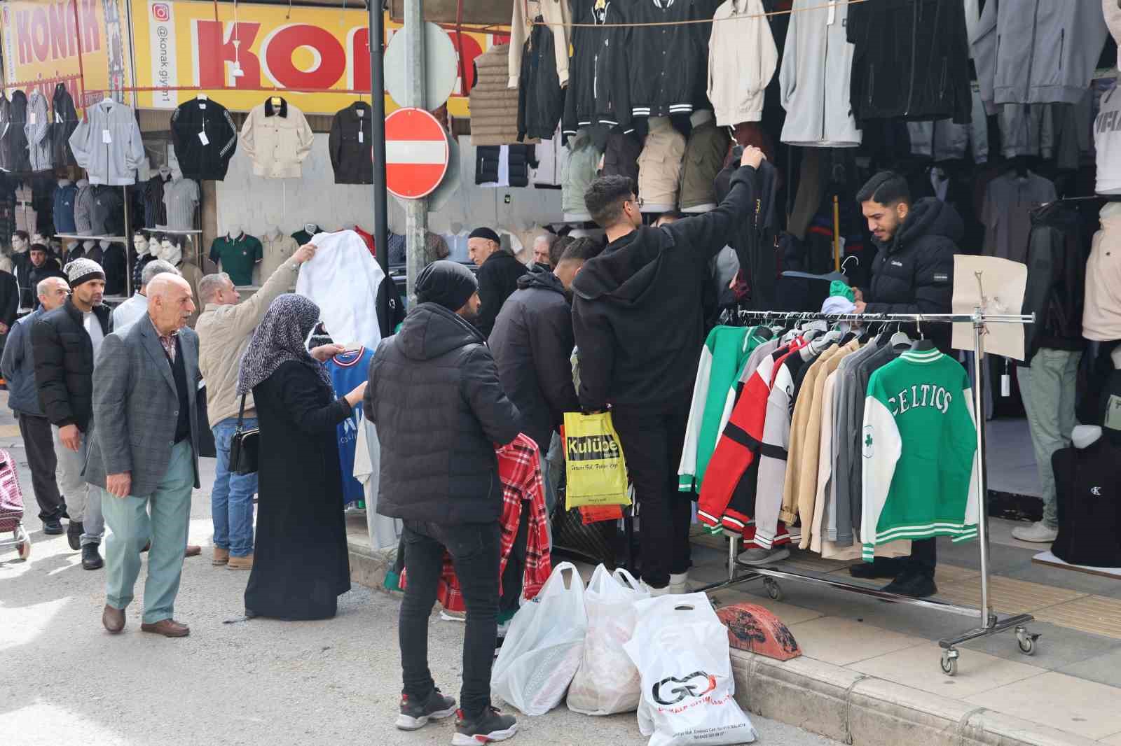 Elazığ’da kıyafetin 100 lira olduğunu duyan vatandaşlar buraya akın etti