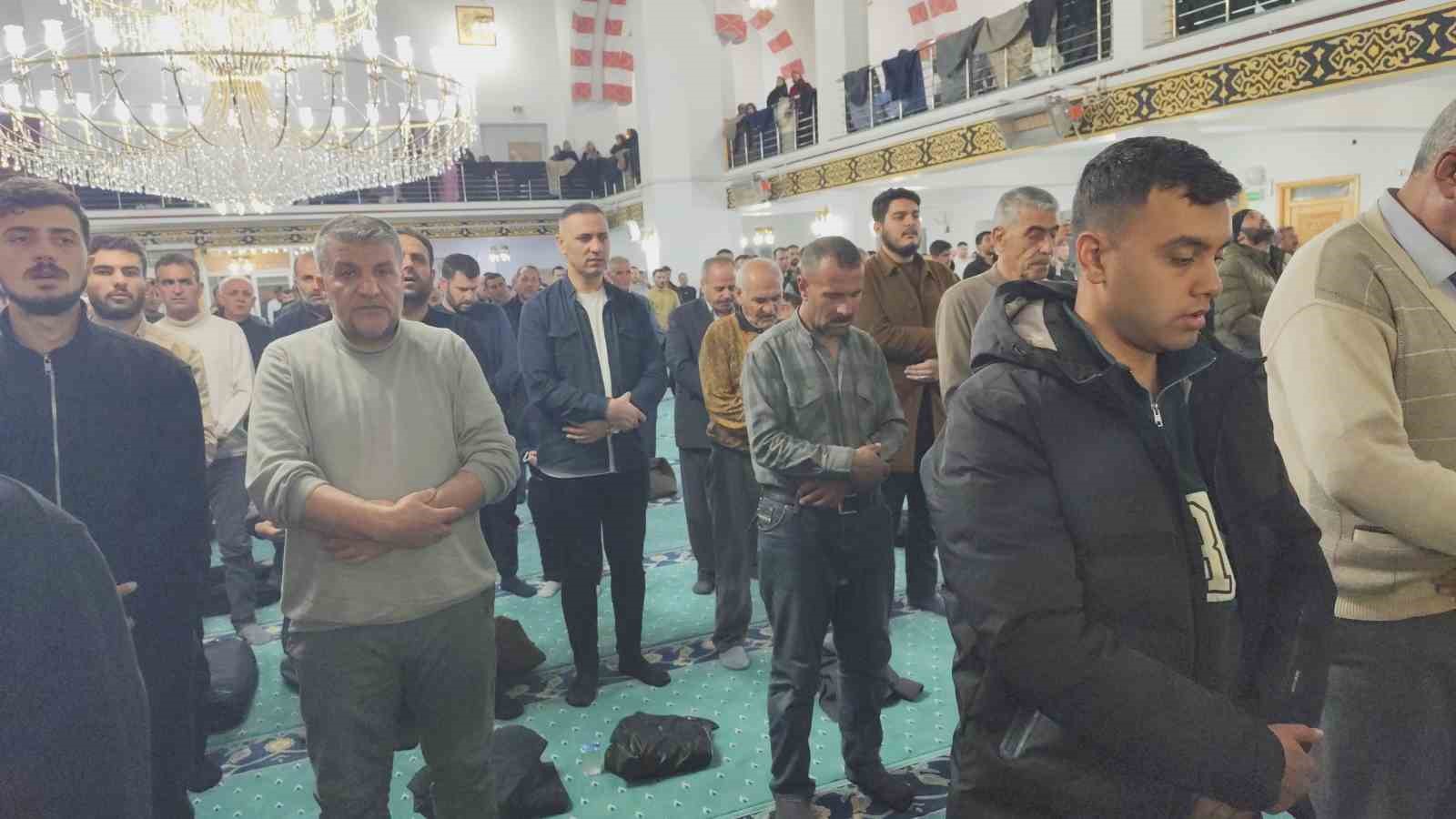 Erciş’te Kadir Gecesi dualarla idrak edildi