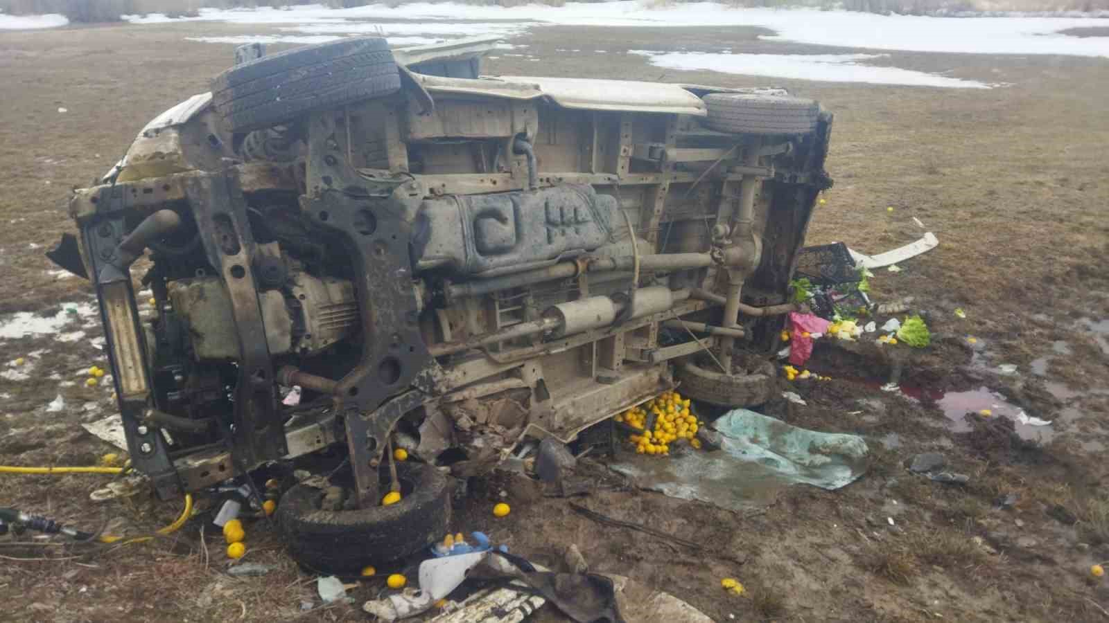 Erzurum’da minibüs şarampole devrildi; 2 yaralı