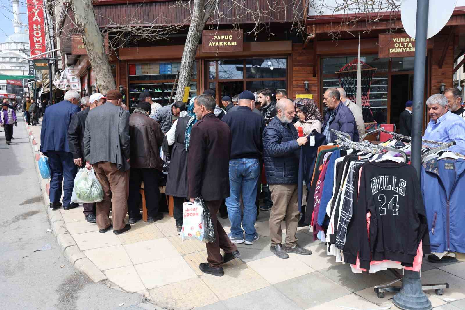Esnafın başlattığı giyim kampanyasında izdiham!