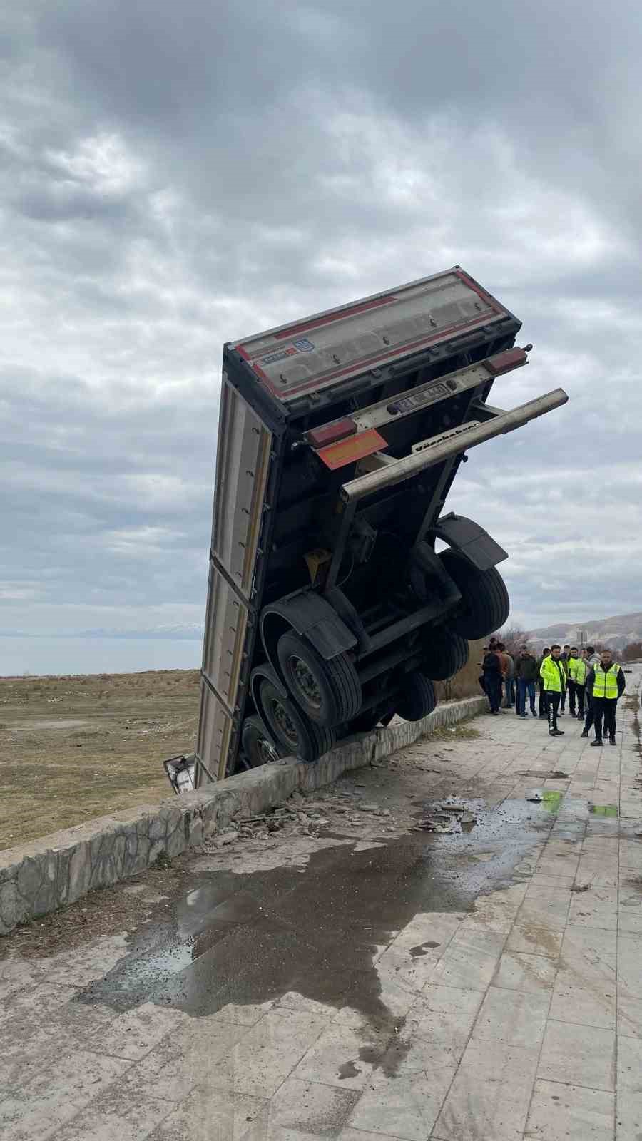 Kontrolden çıkan tır asılı kaldı: 1 yaralı