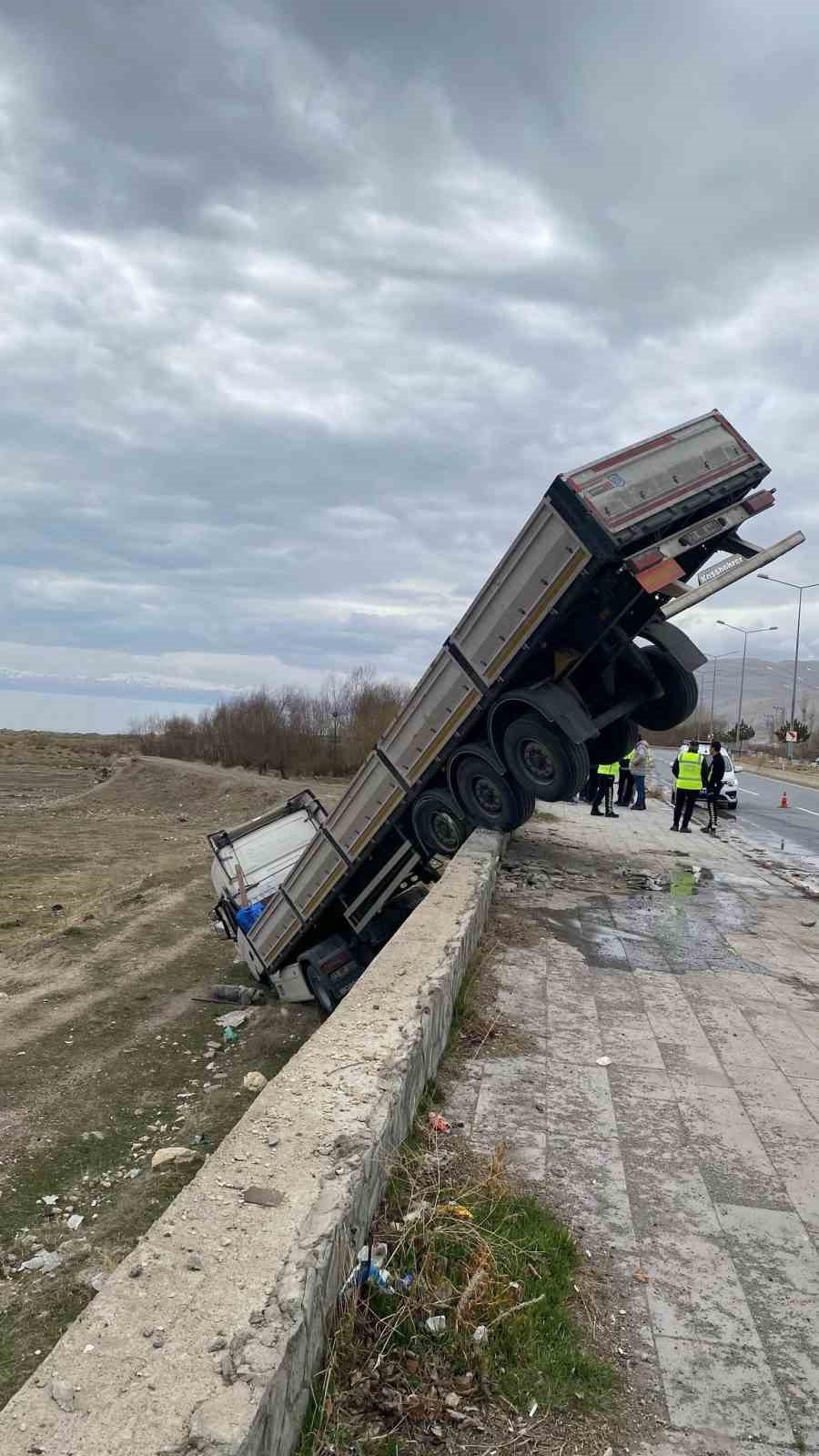 Kontrolden çıkan tır asılı kaldı: 1 yaralı