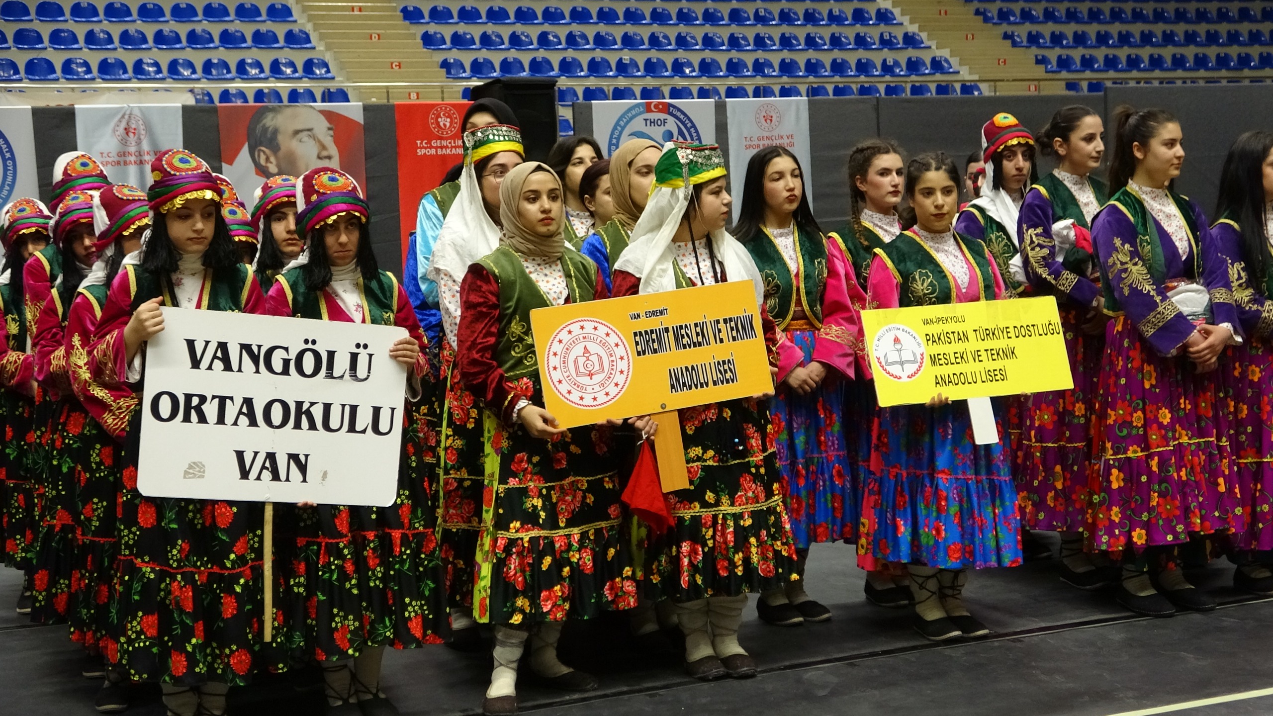 Van’da halk oyunları il birinciliği yarışmaları coşkulu bir finalle tamamlandı