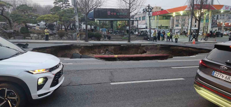 Otoyolda oluşan dev çukur hareket halindeki motosikleti yuttu