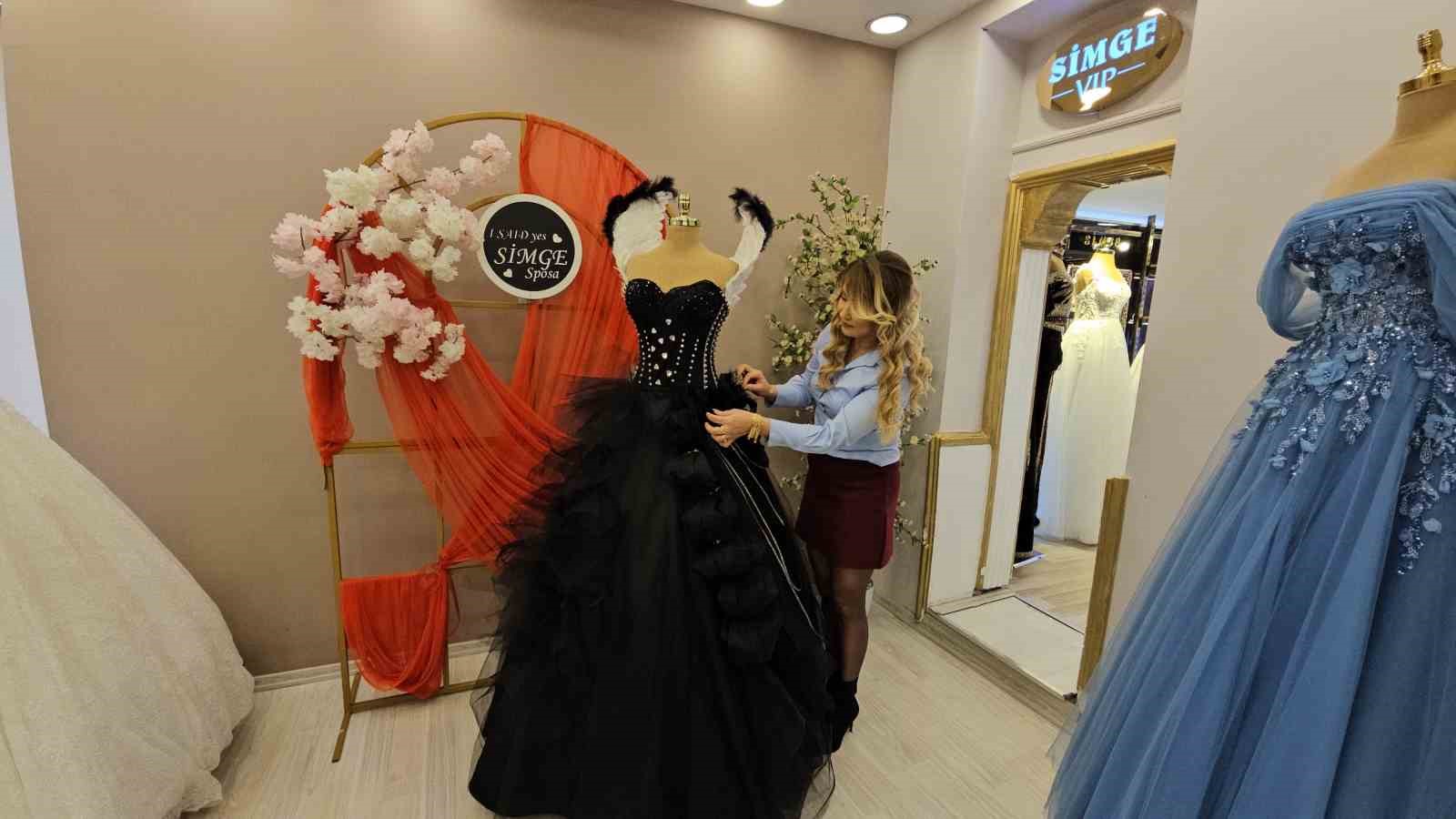 8 Mart’a özel siyah gelinlik tasarladı
