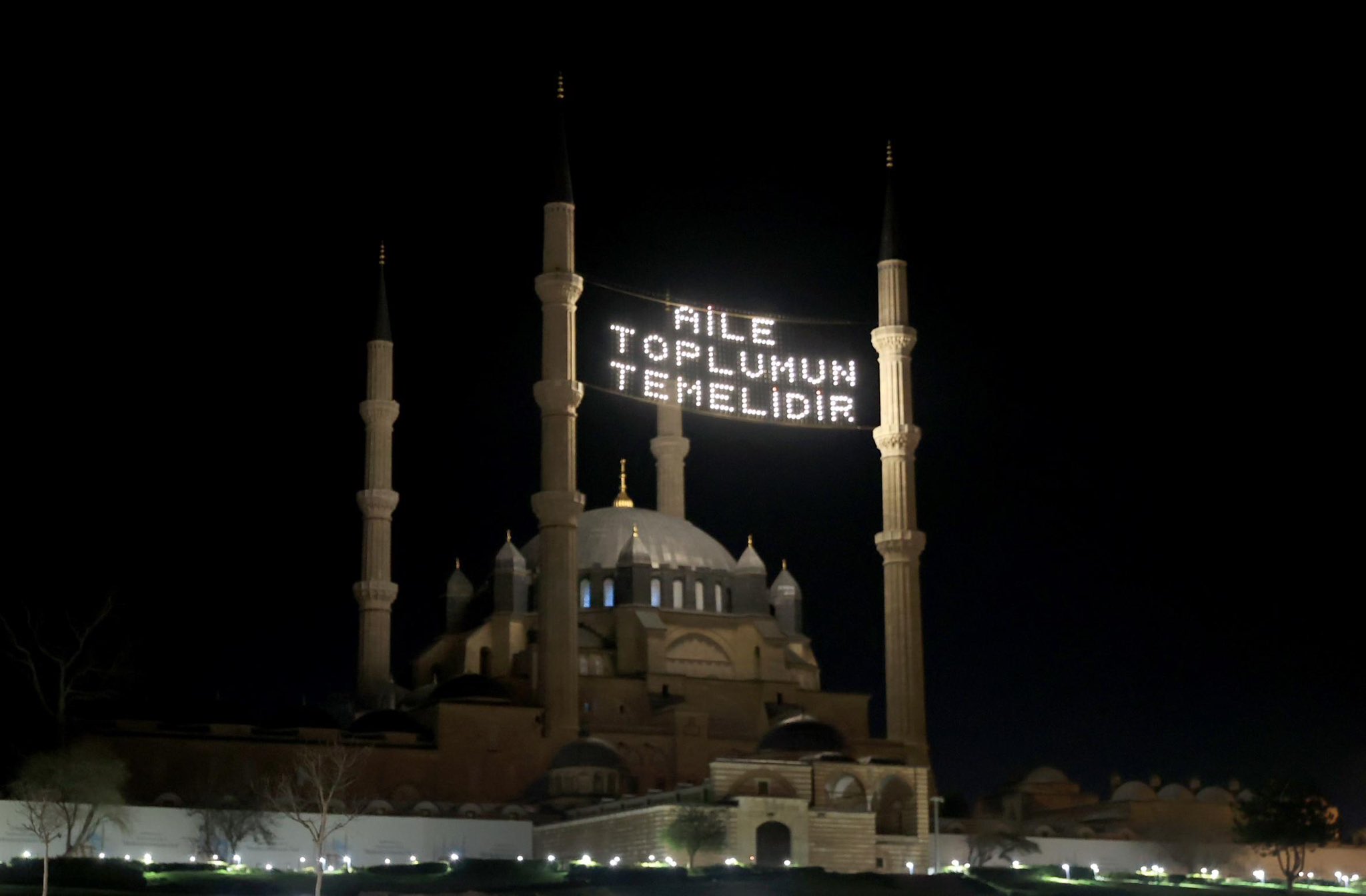 Camileri süsleyen mahyalarda “aile” vurgusu