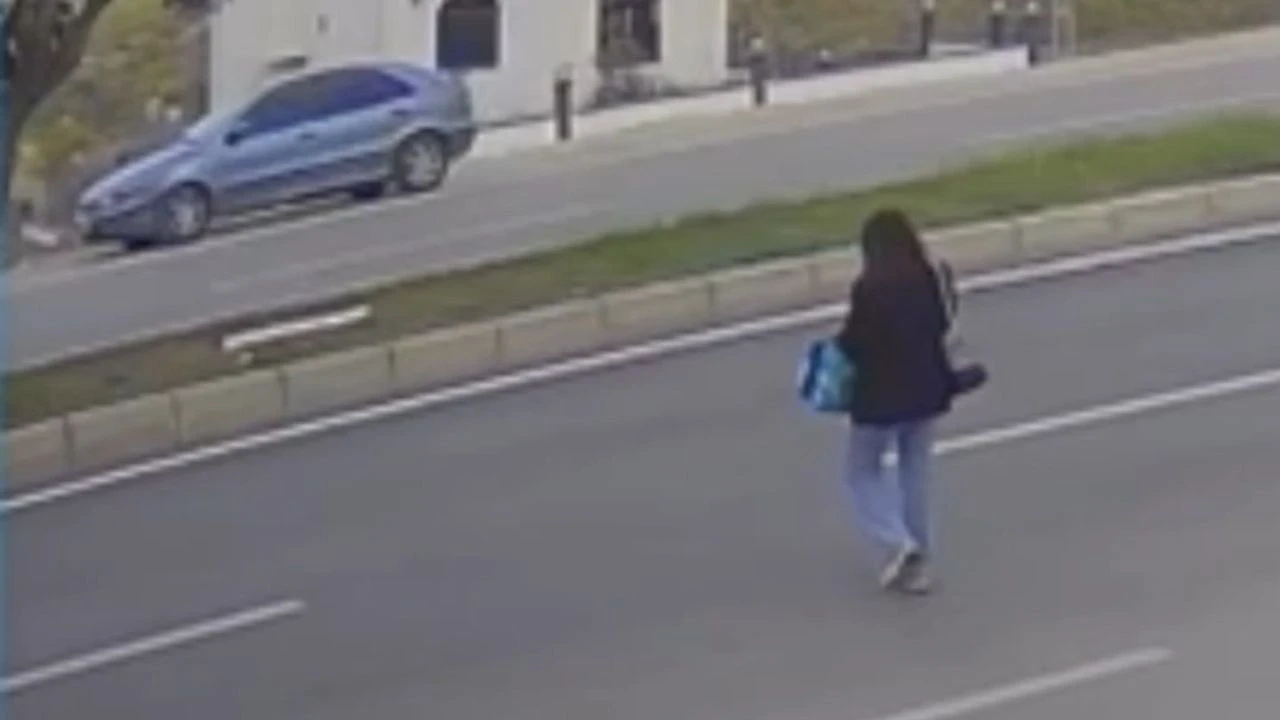 Yolda telefona bakan genç kız otomobilin çarpmasıyla ağır yaralandı