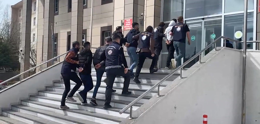 Göçmen kaçakçısı 10 kişi yakalandı