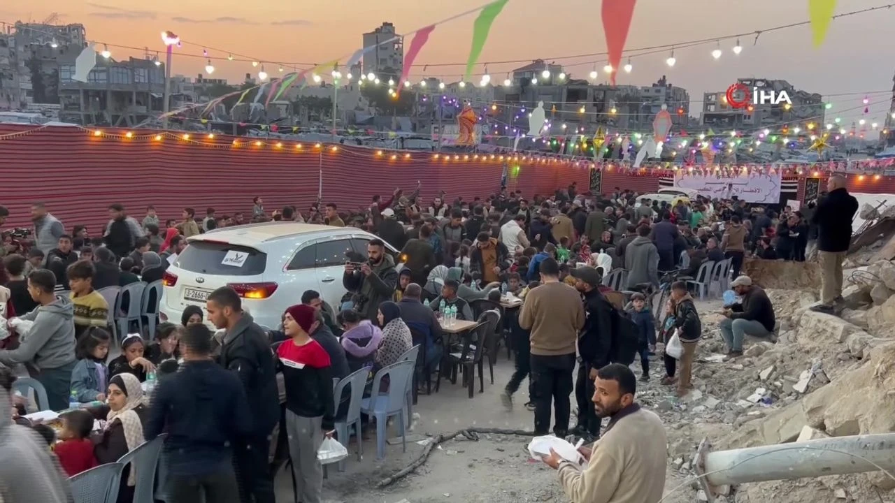 Enkazlar arasında toplu iftar