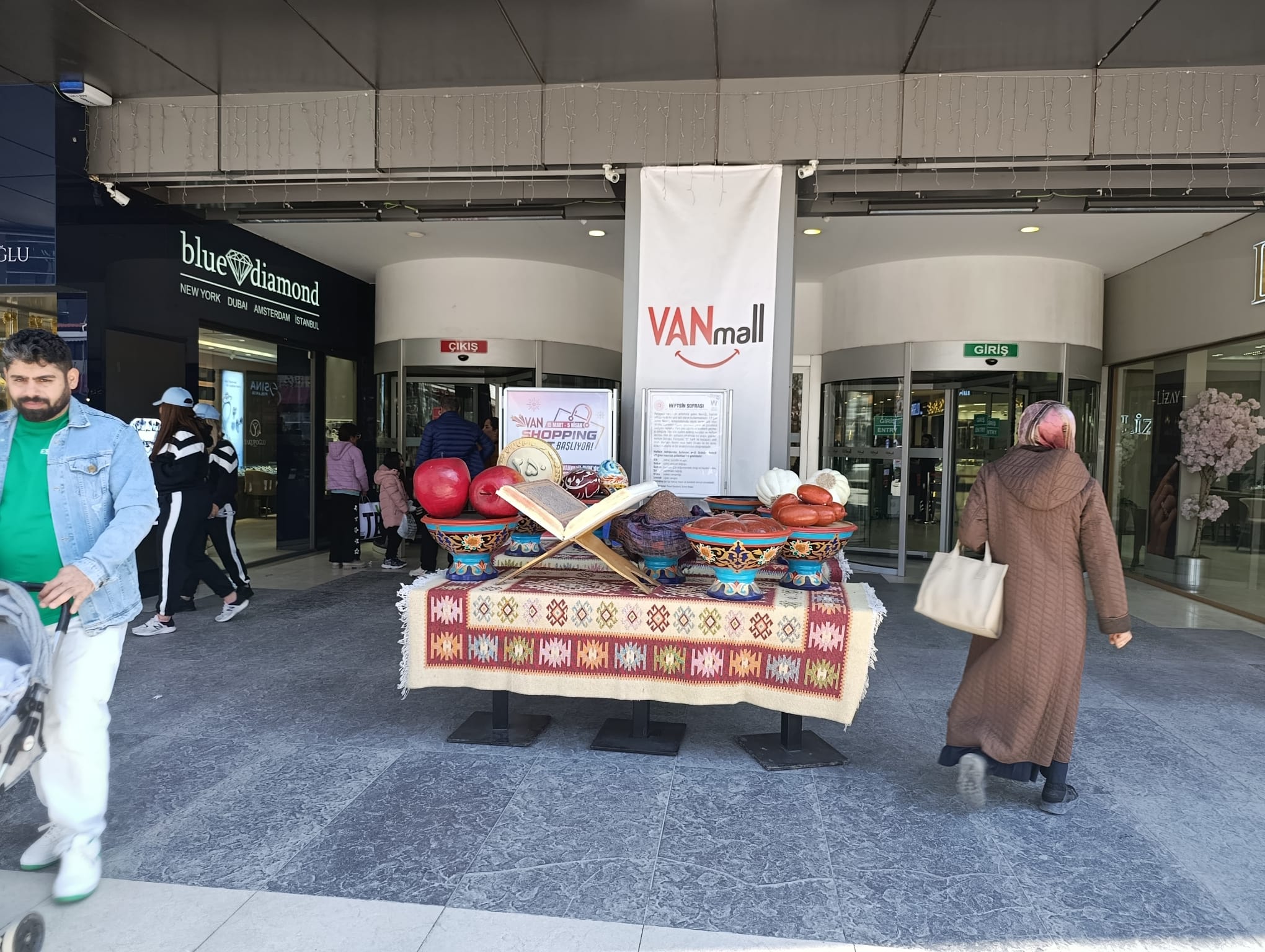 Van’da İranlı Turistlere Özel Nevruz Standı Kuruldu