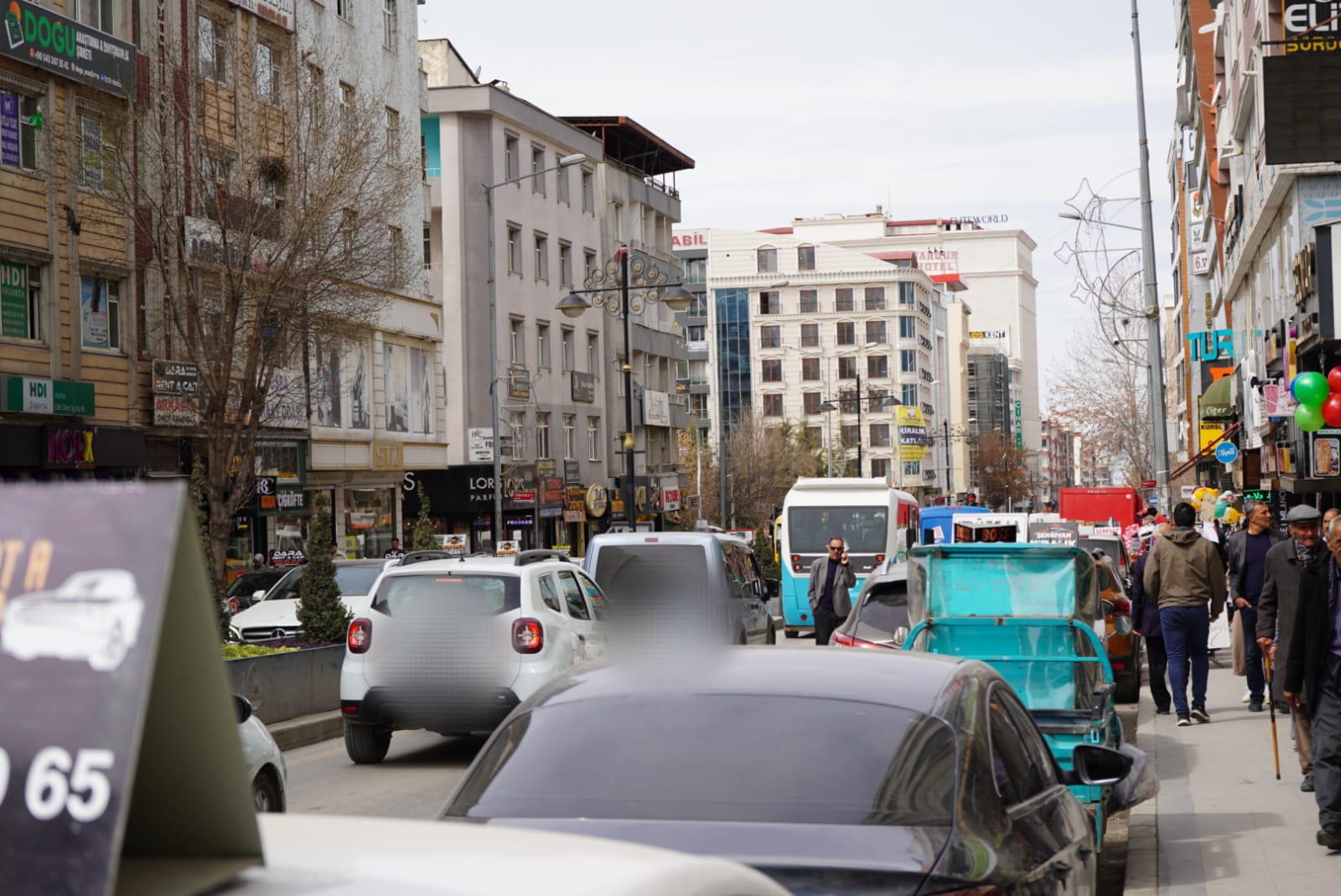 Van’da Bayram Öncesi Trafik ve Park Sorunu Vatandaşları Zorluyor