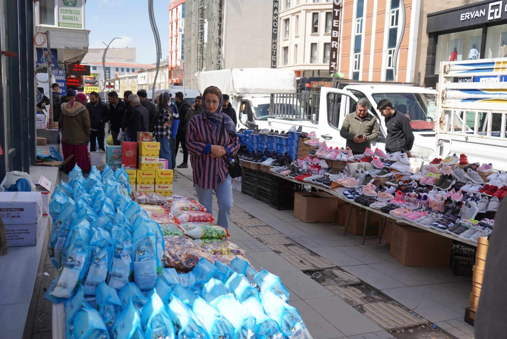 Van’da Bayram Öncesi Alışveriş Hareketliliği (VİDEOLU)