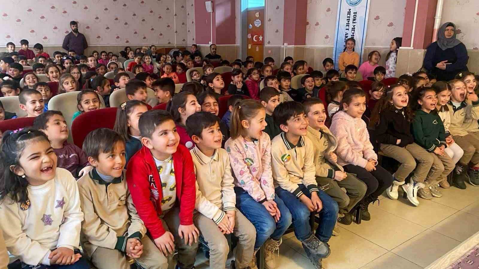 Hacivat-Karagöz oyunu Vanlı öğrencilerle buluşuyor