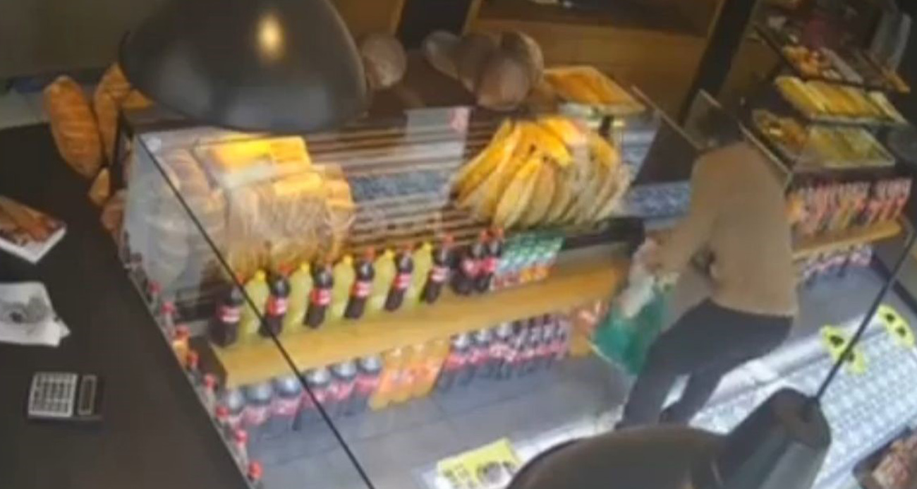 Bağış kumbarasını çalan şahıs kameraya yakalandı