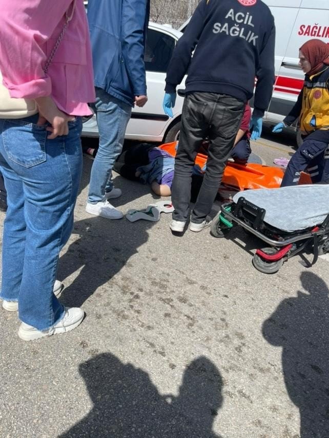 İki farklı otomobilin çarptığı genç kız ağır yaralandı