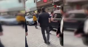 İki grup arasında kavga çıktı, eline geçirdiği kaldırım taşını böyle fırlattı