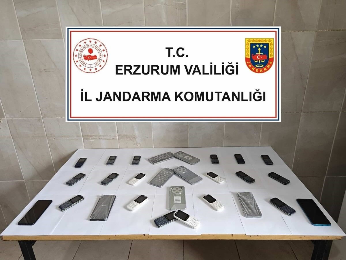 Jandarmadan kaçak telefon ve taklit tişört operasyonu