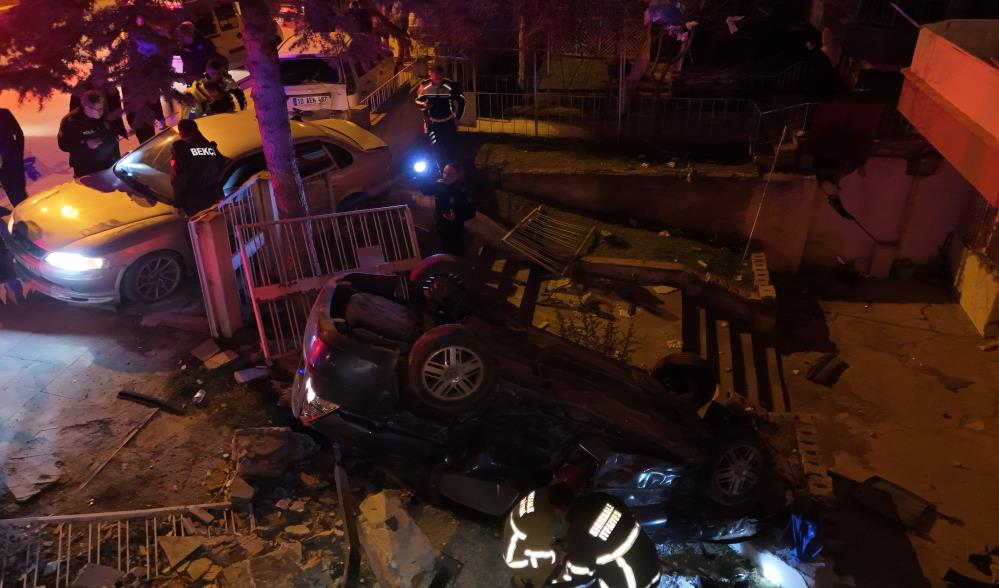 Kontrolden çıkan otomobil bahçe duvarına çarptı