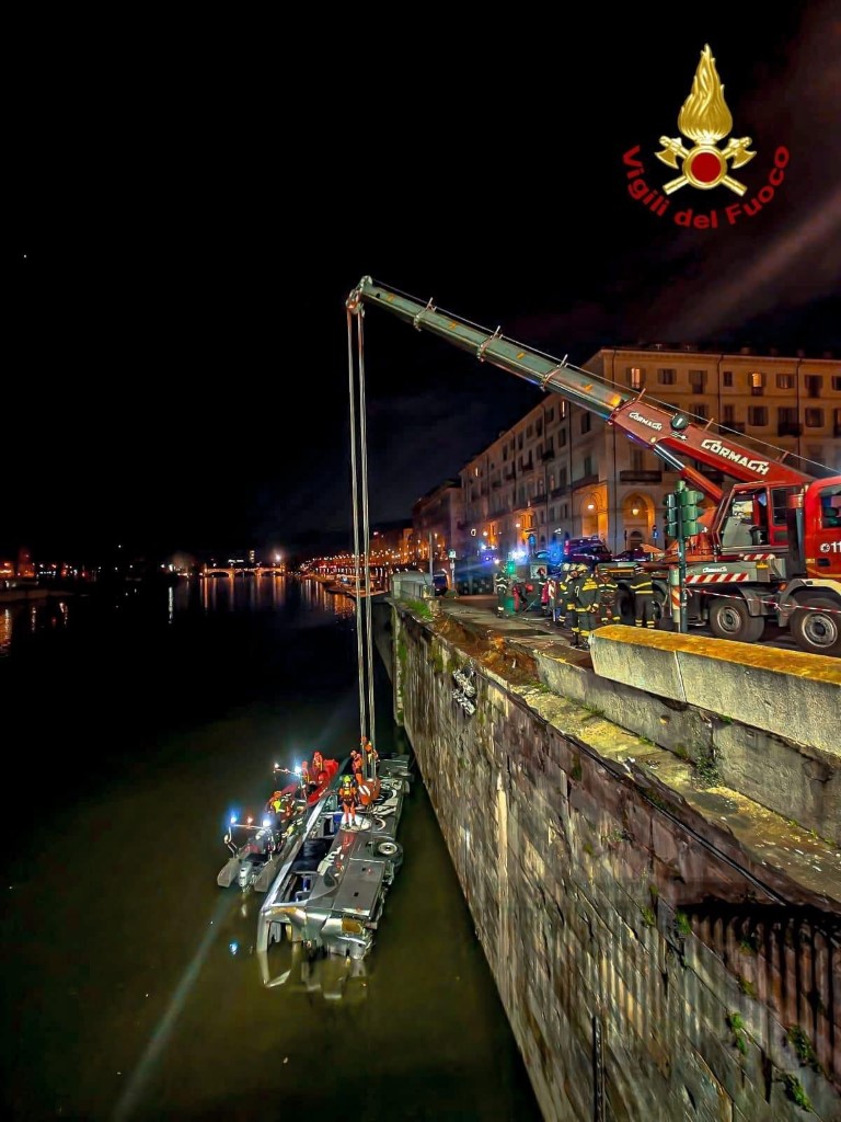 İtalya’da otobüs nehre düştü: 1 ölü