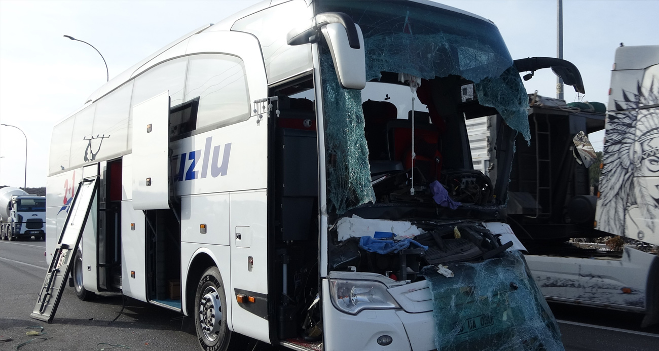 Yolcu otobüsü tıra çarptı: 12 yaralı