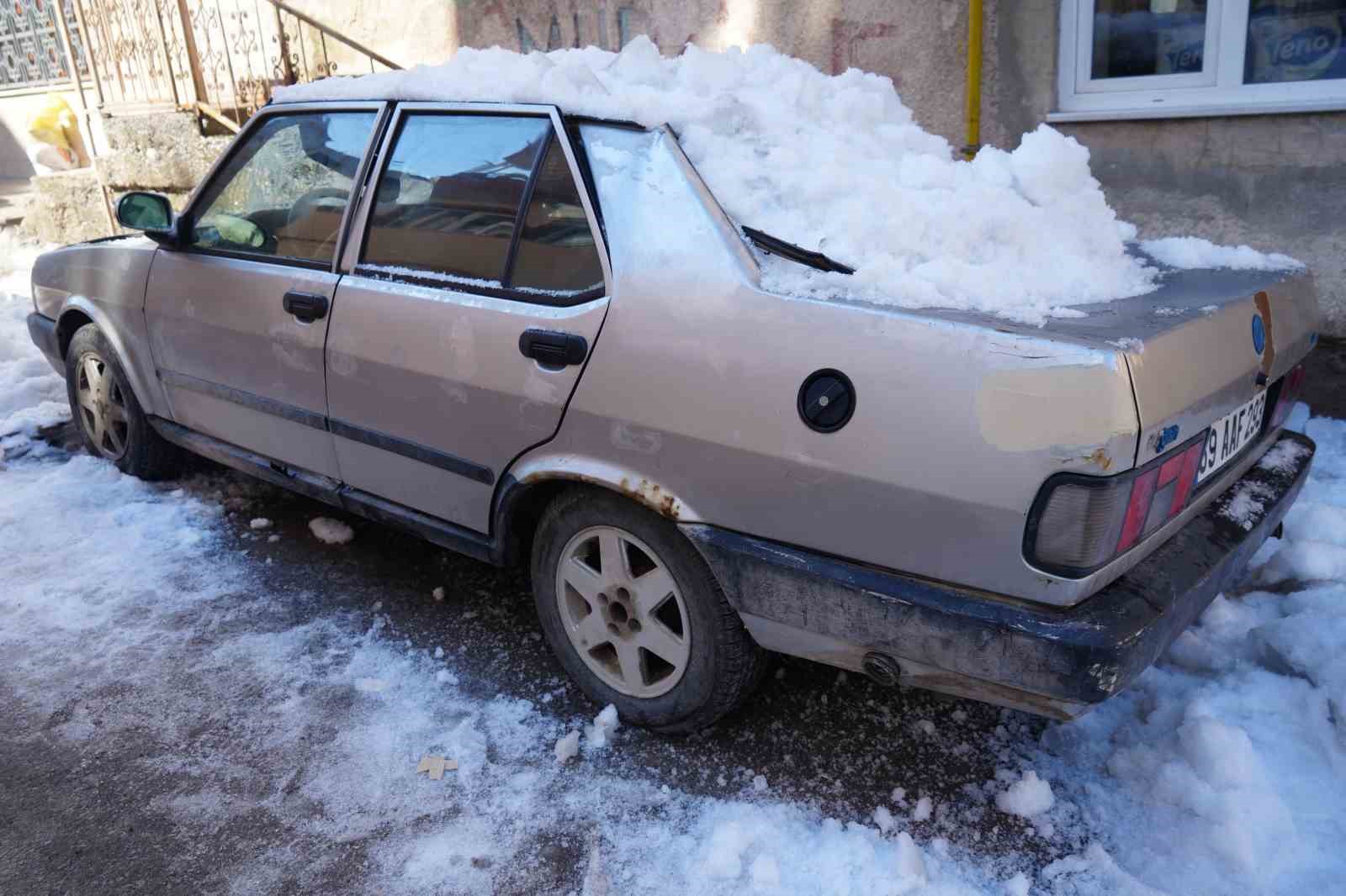 Bayburt’ta kar kütlesinin düştüğü marka araç hurdaya döndü