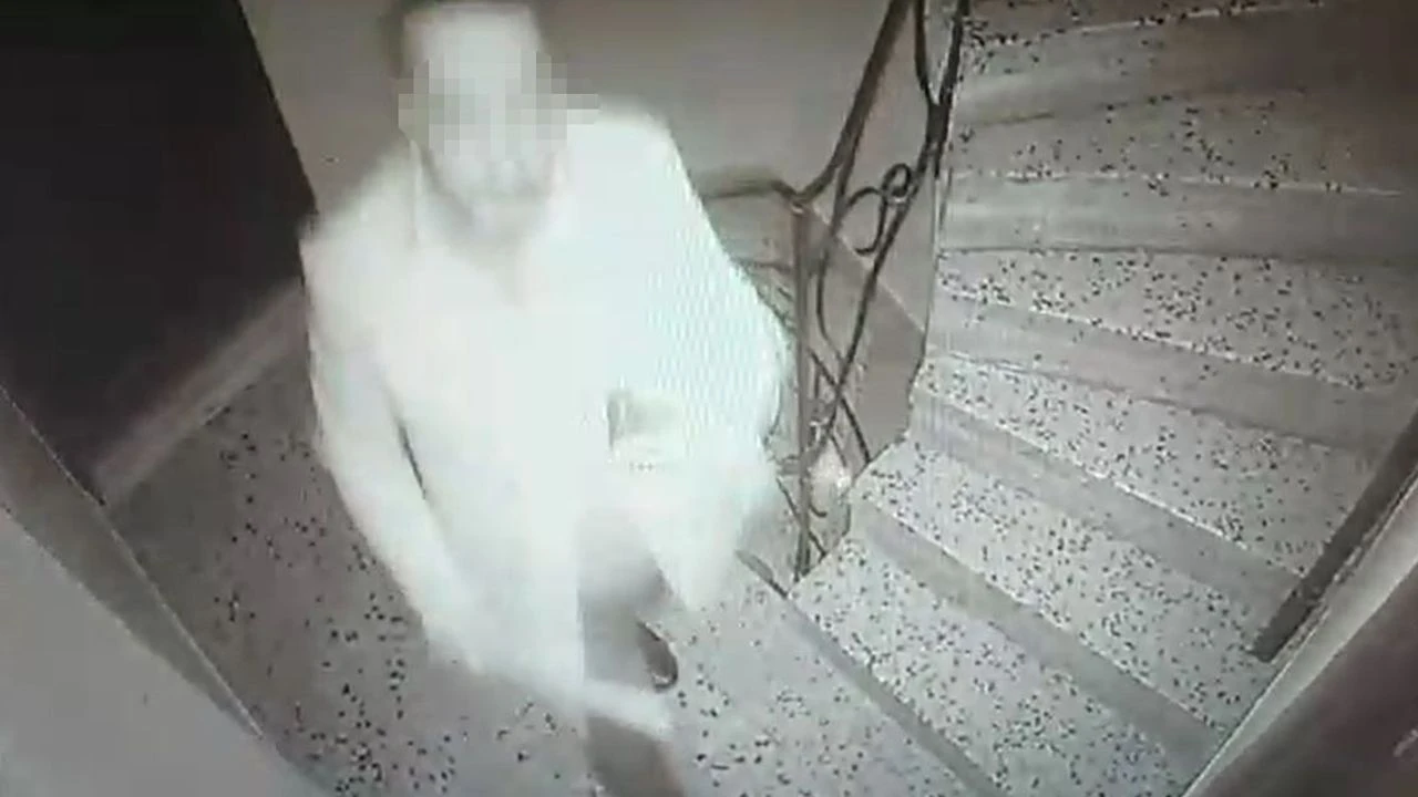 Komşunun güvenlik kamerasını kırıp, kapısına zarar verdi