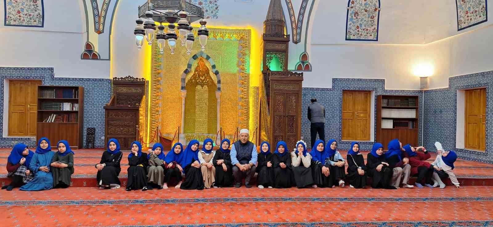 Kur’an kursu öğrencileri Van’ın tarihi camisinde iftar açtı