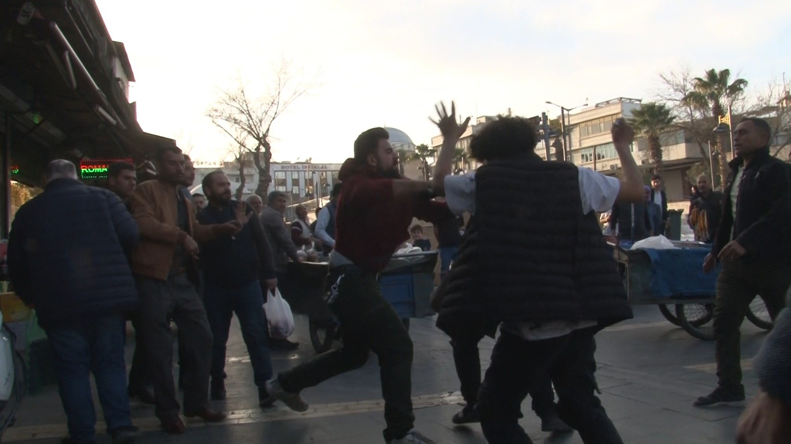 Seyyar satıcıların yer kavgası kamerada