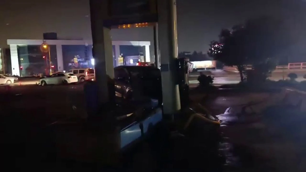 Kaza yapan araç, benzin istasyonuna daldı