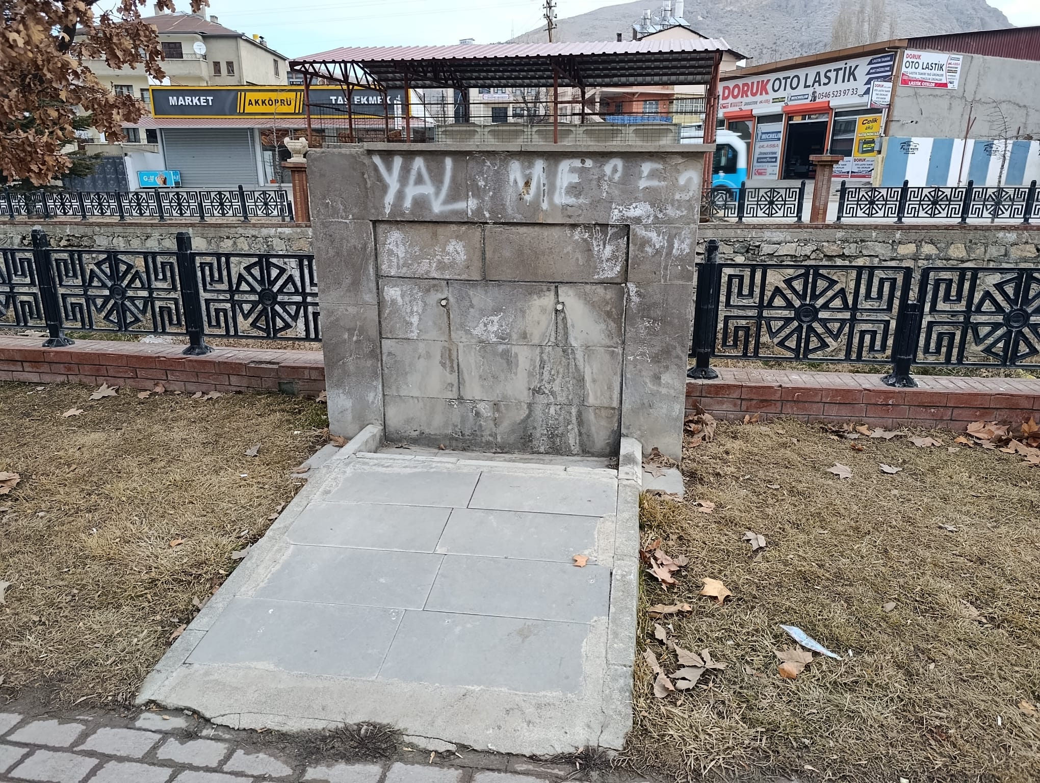 Tuşba’daki Akköprü Parkı’nda Çeşme Musluksuz, Dere Çöplük İçinde!