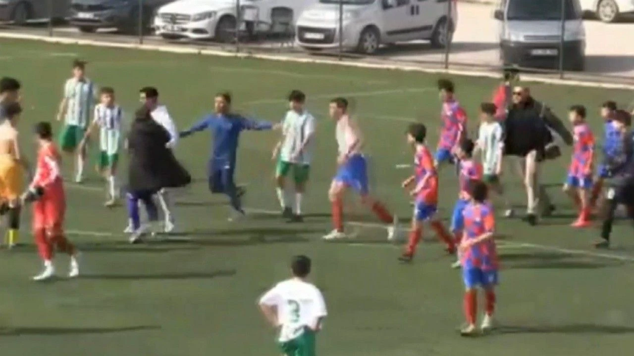 U14 Maçında kavga: Tekme ve yumruklar havada uçuştu