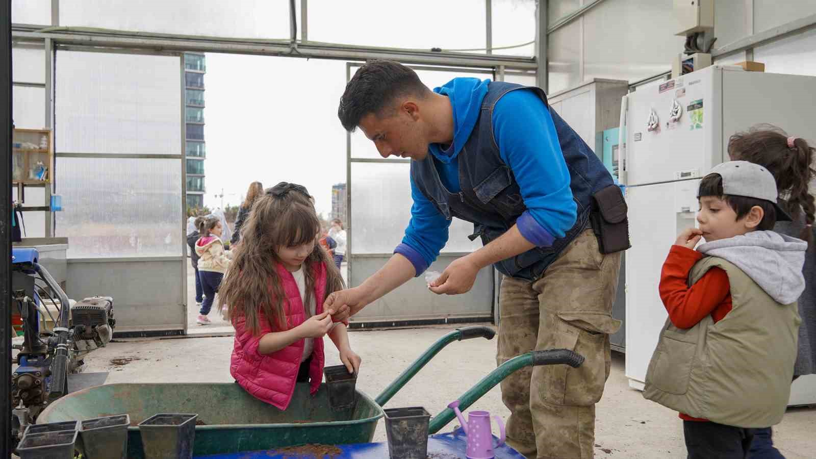 Minik eller toprakla buluştu