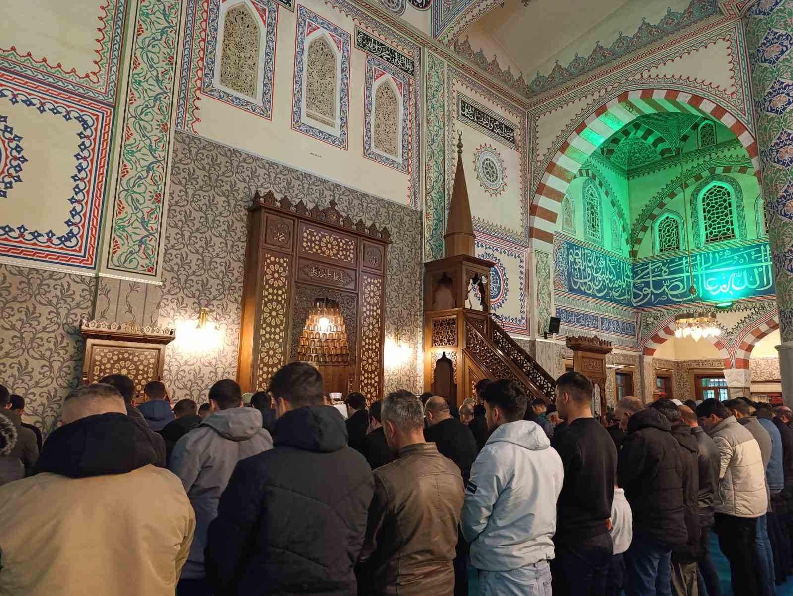 Vanlılar Ramazan ayının ilk teravih namazını kıldı