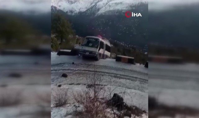 Pakistan’da yolcu otobüsü uçurumdan yuvarlandı