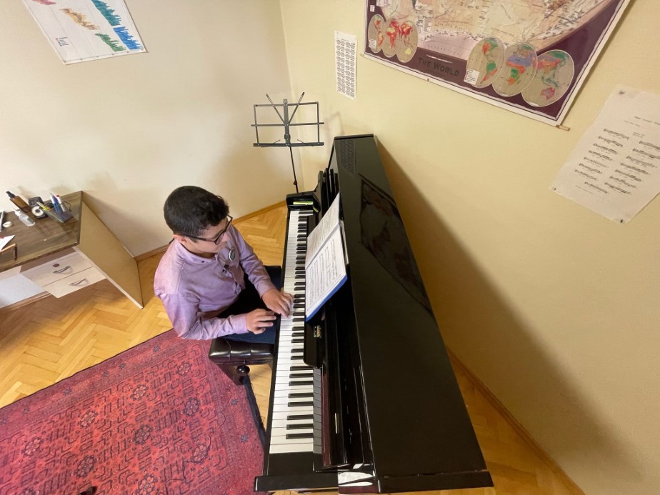 Piyano çalma yeteneğiyle hayran bırakıyor