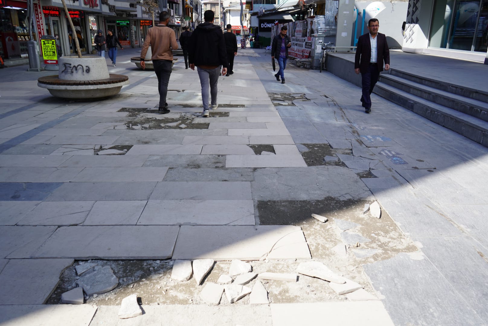 Van’ın Sanat Sokağındaki Kırık Taşlar, Kentin İmajını Olumsuz Etkiliyor