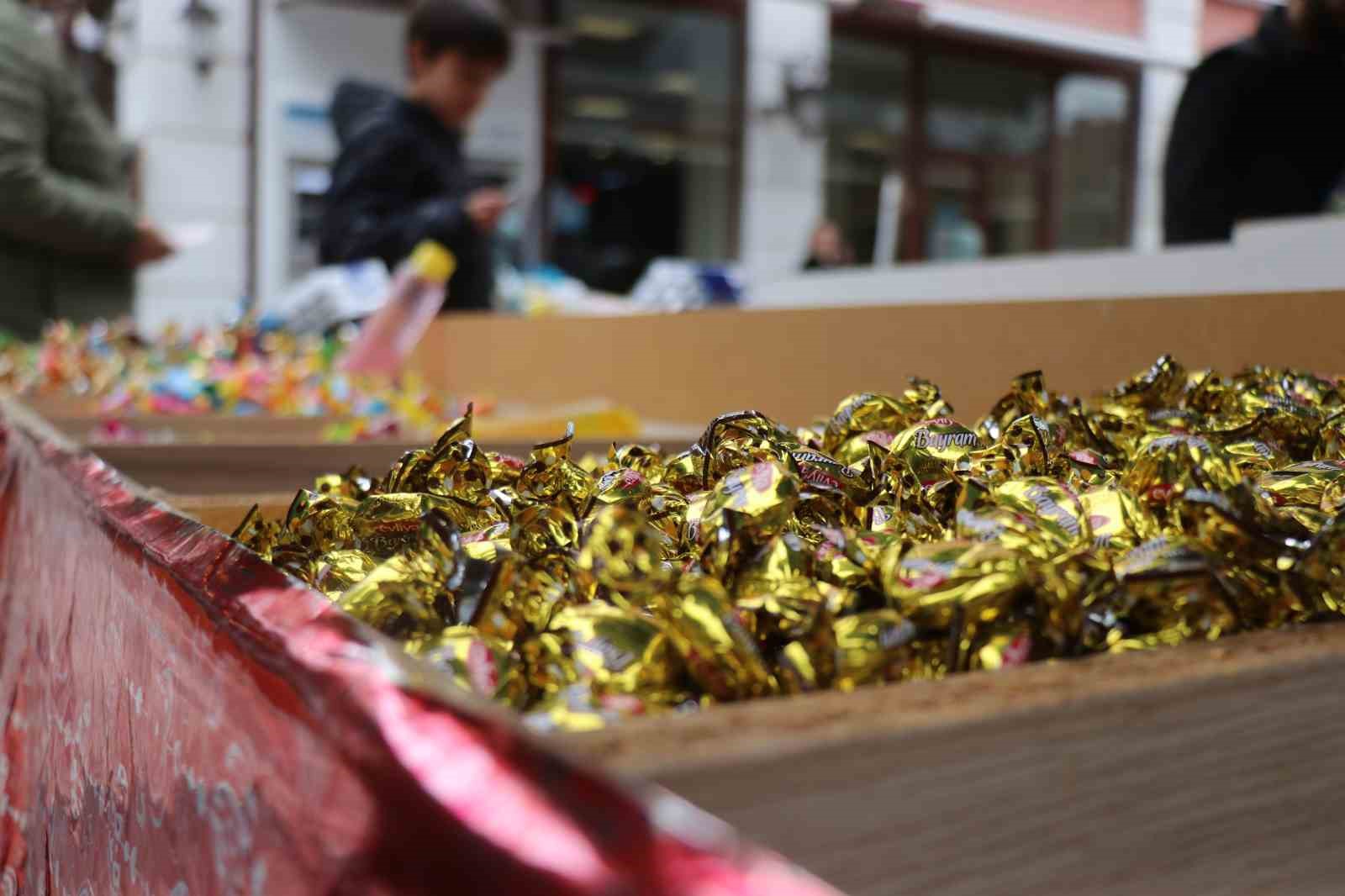 Rengarenk şekerler tezgahlardaki yerini aldı