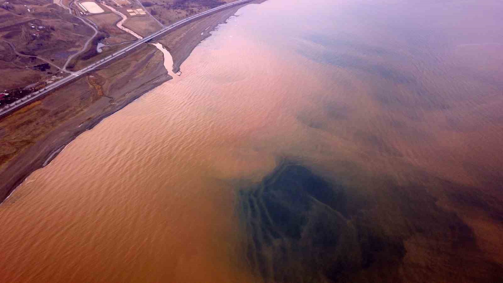 Sel suları Van Gölü’nü kahverengiye boyadı