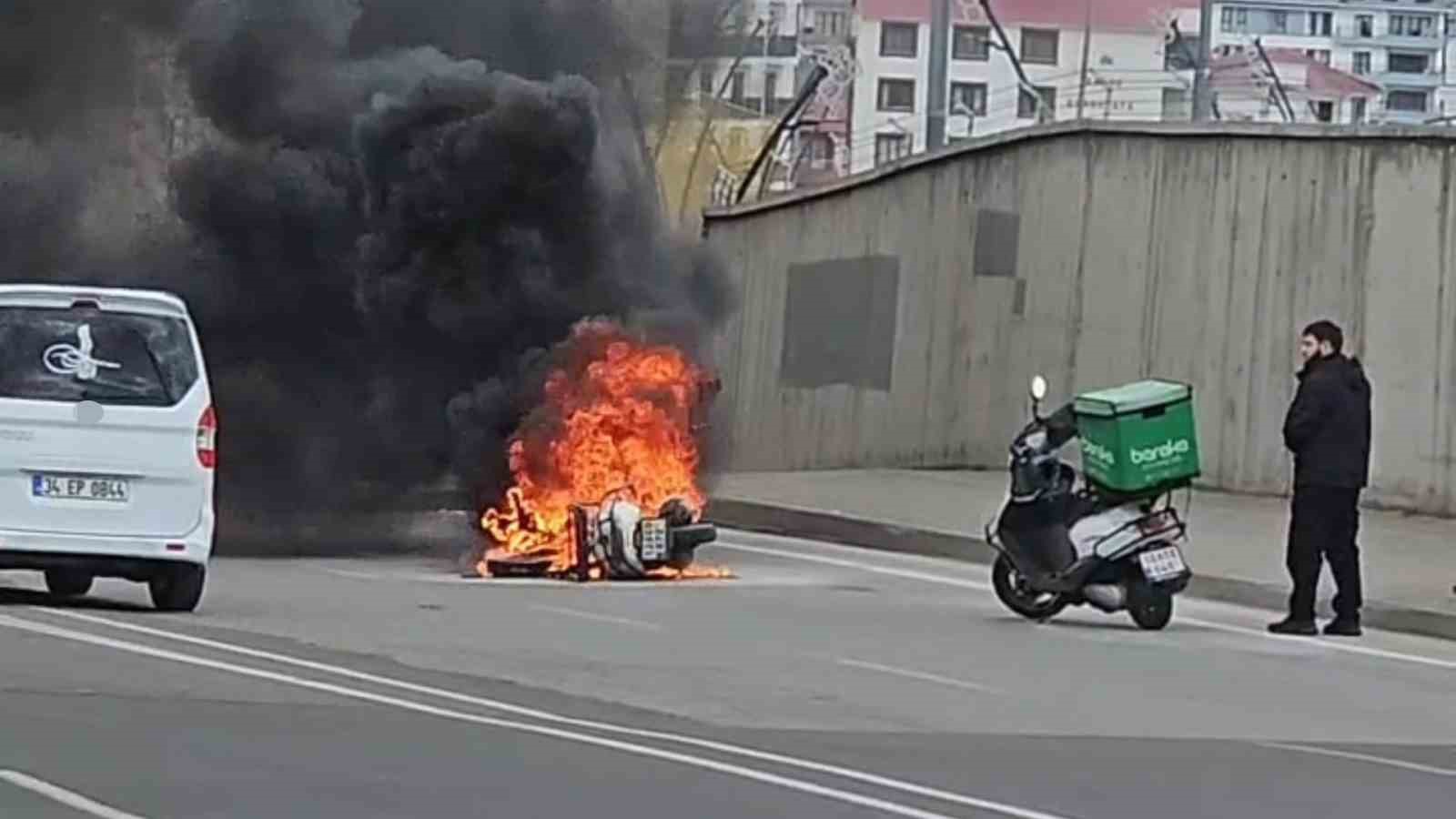 Seyir halindeki motosiklet alevlere teslim oldu